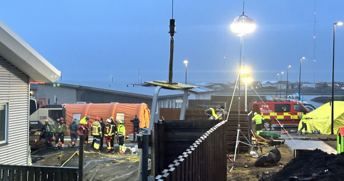 Björgunarsveitir og aðrir viðbragðsaðilar á staðnum þar sem leitað er að manni sem féll í sprungu í Grindavík. Tjald hefur verið sett upp á staðum þar sem leitað er og margvíslegum búnaði komið fyrir.