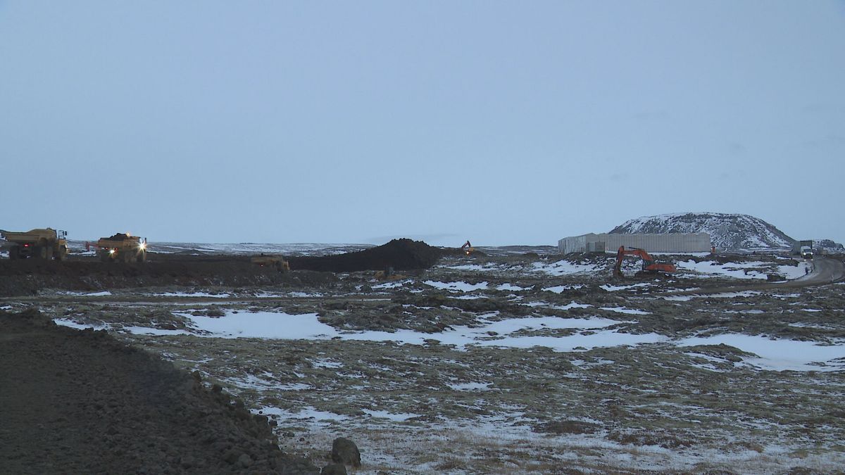 Varnargarður in Grindavík wird in Rekordgeschwindigkeit gebaut.  Arbeitsmaschinen, ORF Biotechnologie.  Einar Ingi Tveiten trägt Kisten in einem Lieferwagen aus seiner Wohnung in Víkurbraut in Grindavík, weil das Gebäude unbenutzbar ist.