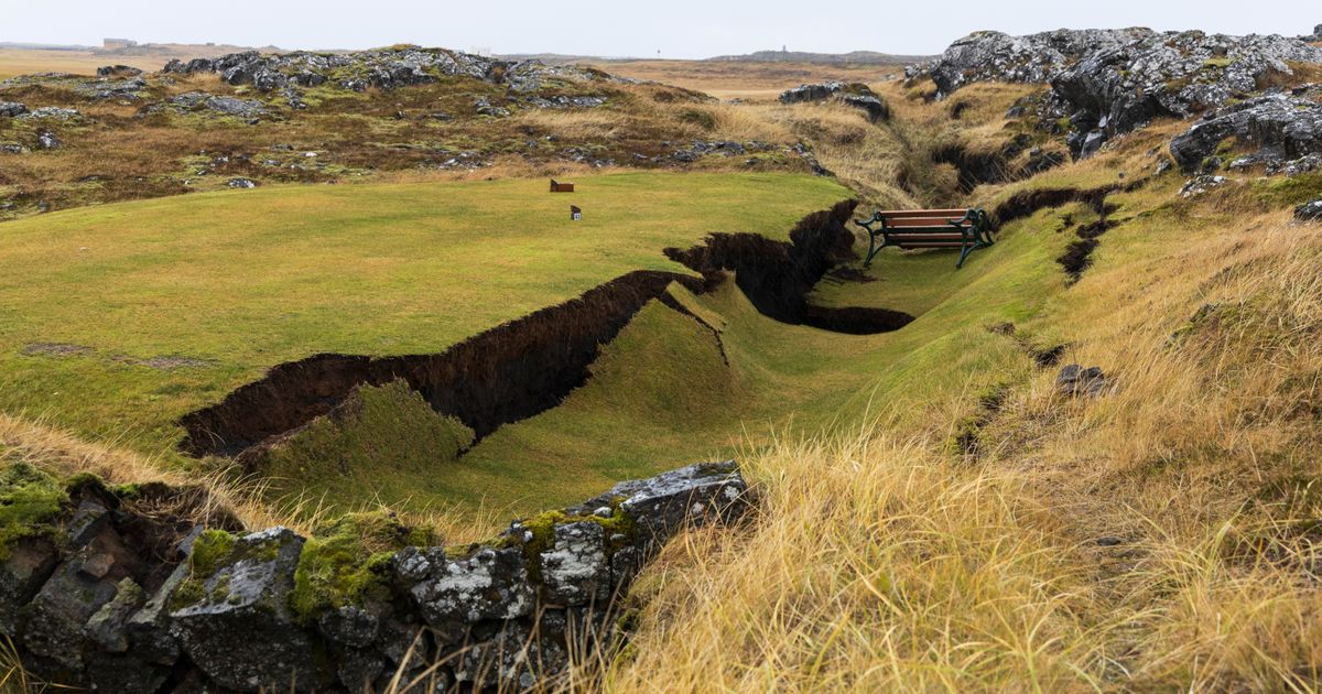 Miklar sprungur hafa myndast í jarðvegi og á vegi á og við golfvöllinn í Grindavík. Sums staðar hefur jörð sigið þannig að rof verður á flötum.