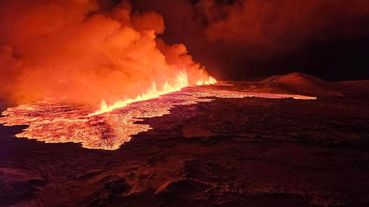 Bilder aus dem Hubschrauber der Küstenwache vom Vulkanausbruch, der am 18. Dezember 2023 auf Sýlingarfell begann.